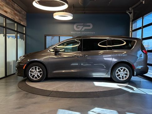 Used 2022 Chrysler Pacifica Touring-L FWD image 6