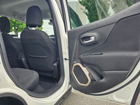 Used 2015 Jeep Renegade Latitude AWD/4WD image 15
