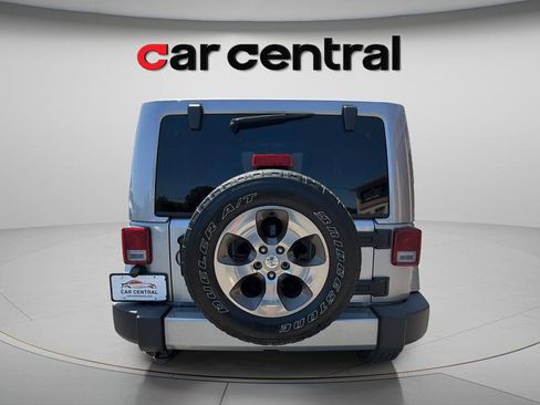 Used 2018 Jeep Wrangler Sahara w/ Connectivity Group AWD/4WD image 4