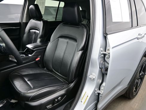 Used 2023 Jeep Grand Cherokee Limited w/ Black Appearance Package image 12