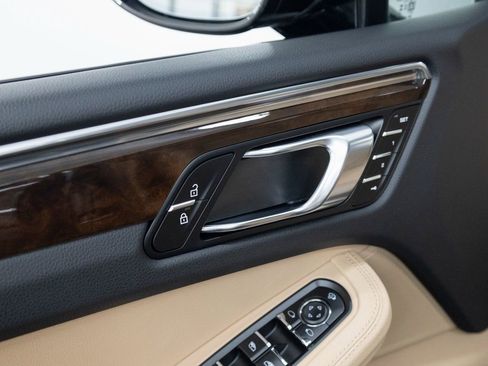 Certified 2025 Porsche Macan Base image 17