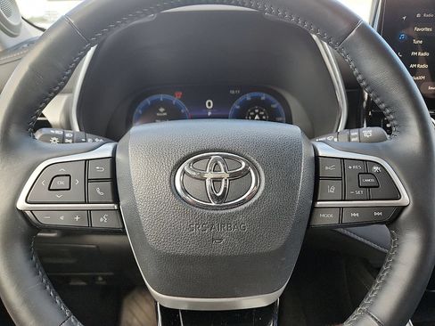 Used 2024 Toyota Highlander Platinum FWD image 11