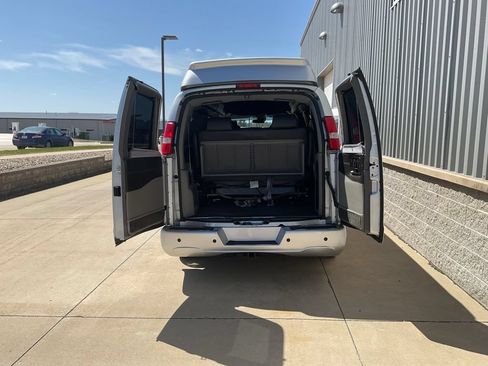 Used 2019 GMC Savana 2500 Extended RWD image 23