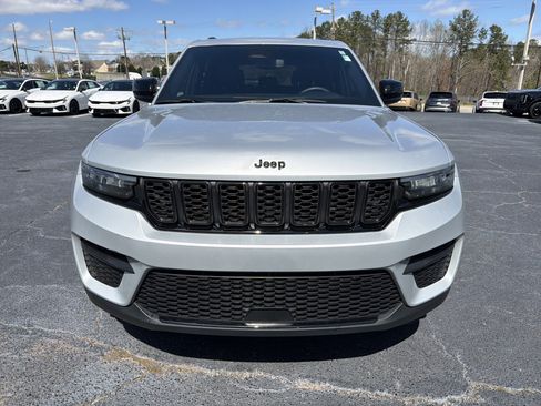 Used 2023 Jeep Grand Cherokee Altitude image 2