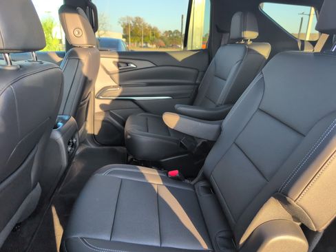 Used 2025 Chevrolet Traverse LT image 28