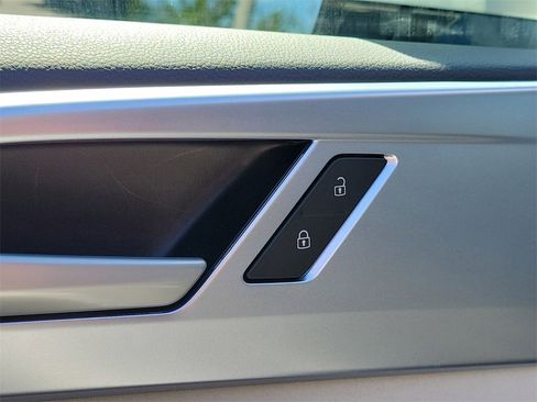 Certified 2025 Volkswagen Taos SE image 17