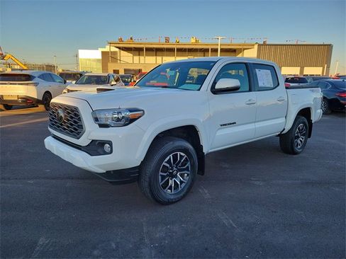 Used 2023 Toyota Tacoma TRD Sport image 3
