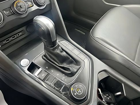 Used 2020 Volkswagen Tiguan SEL AWD/4WD image 35