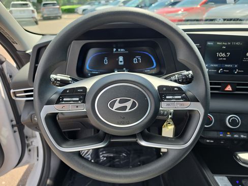 Used 2025 Hyundai Elantra SE FWD image 27