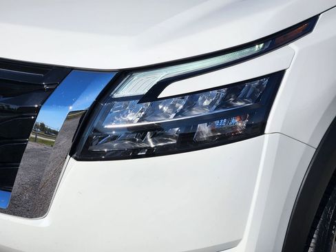 Used 2025 Nissan Pathfinder SV image 10