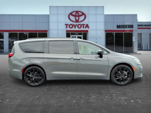 Used 2025 Chrysler Pacifica Limited FWD image 7
