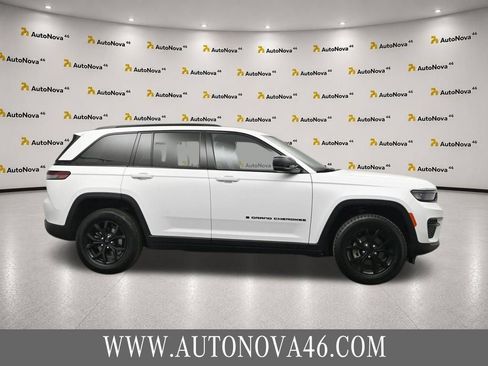 Used 2025 Jeep Grand Cherokee Altitude AWD/4WD image 10