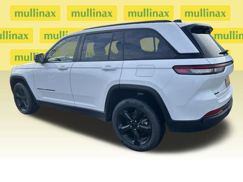 Used 2023 Jeep Grand Cherokee Limited w/ Luxury Tech Group II image 6