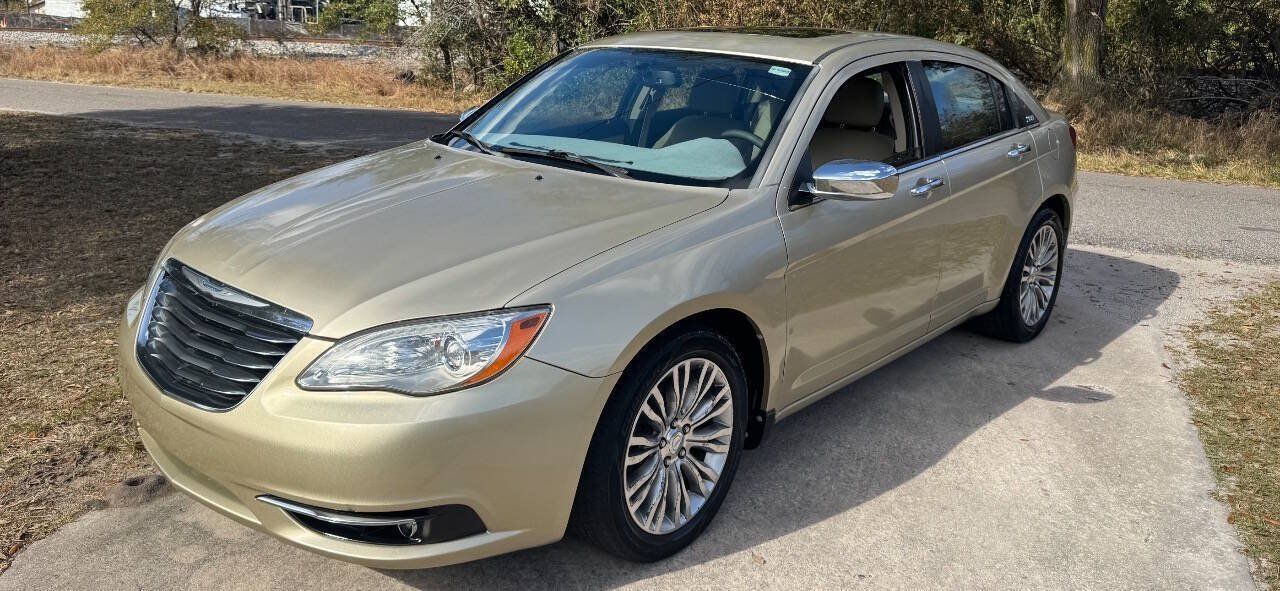 Used 2011 Chrysler 200 Limited FWD image 3