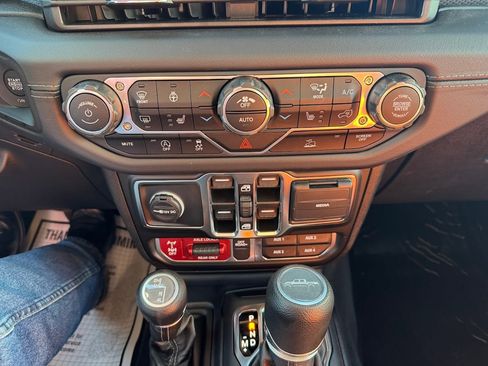 Used 2025 Jeep Gladiator Mojave w/ Convenience Group image 20