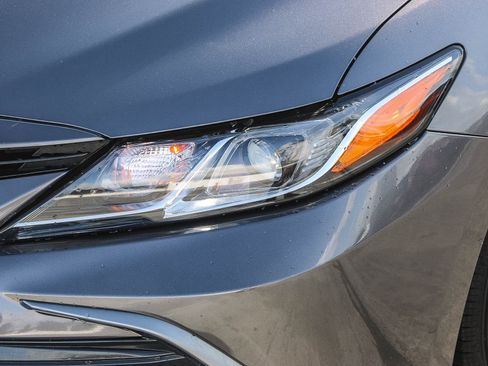 Used 2021 Toyota Camry LE image 5