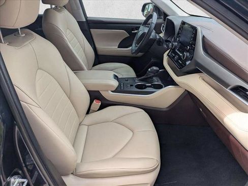 Used 2022 Toyota Highlander XLE FWD image 20