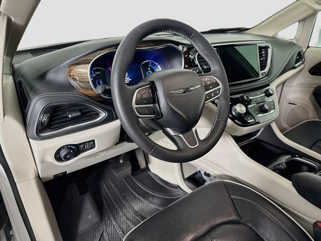 Used 2022 Chrysler Pacifica Limited FWD image 9