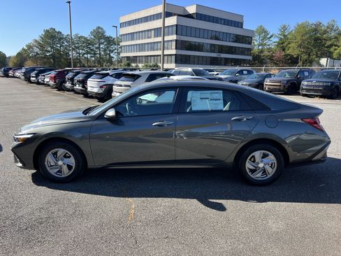 New 2026 Hyundai Elantra SE image 8