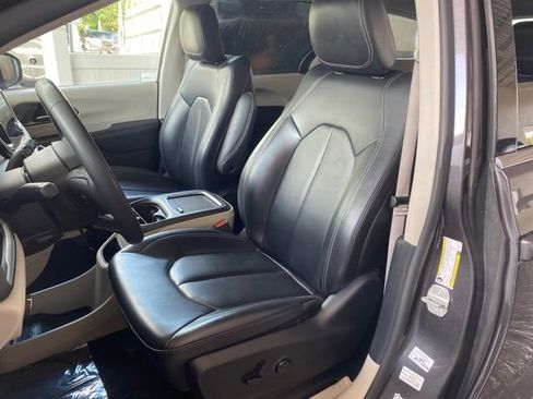 Used 2023 Chrysler Pacifica Touring-L image 15