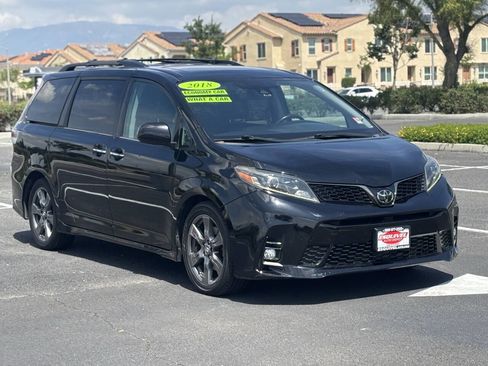 Used 2018 Toyota Sienna SE Premium w/ Carpet Mat Package image 1