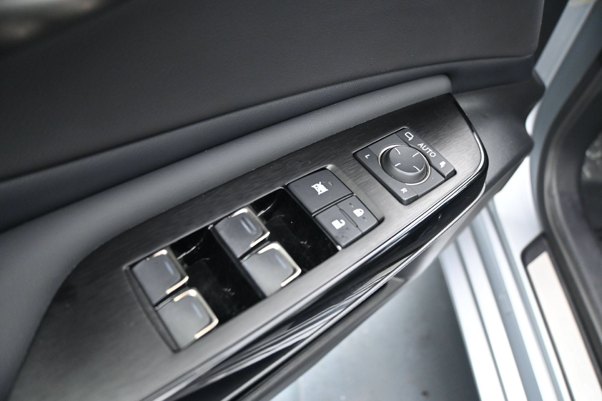 Used 2025 Lexus ES 300h FWD image 18