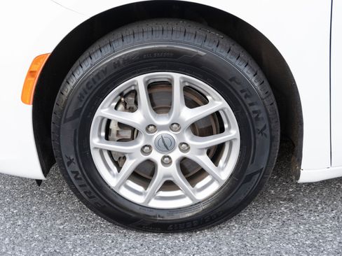 Used 2024 Chrysler Pacifica Touring-L image 48