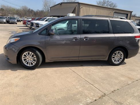 Used 2014 Toyota Sienna XLE image 38