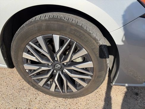Used 2025 Nissan Altima 2.5 SV FWD image 7