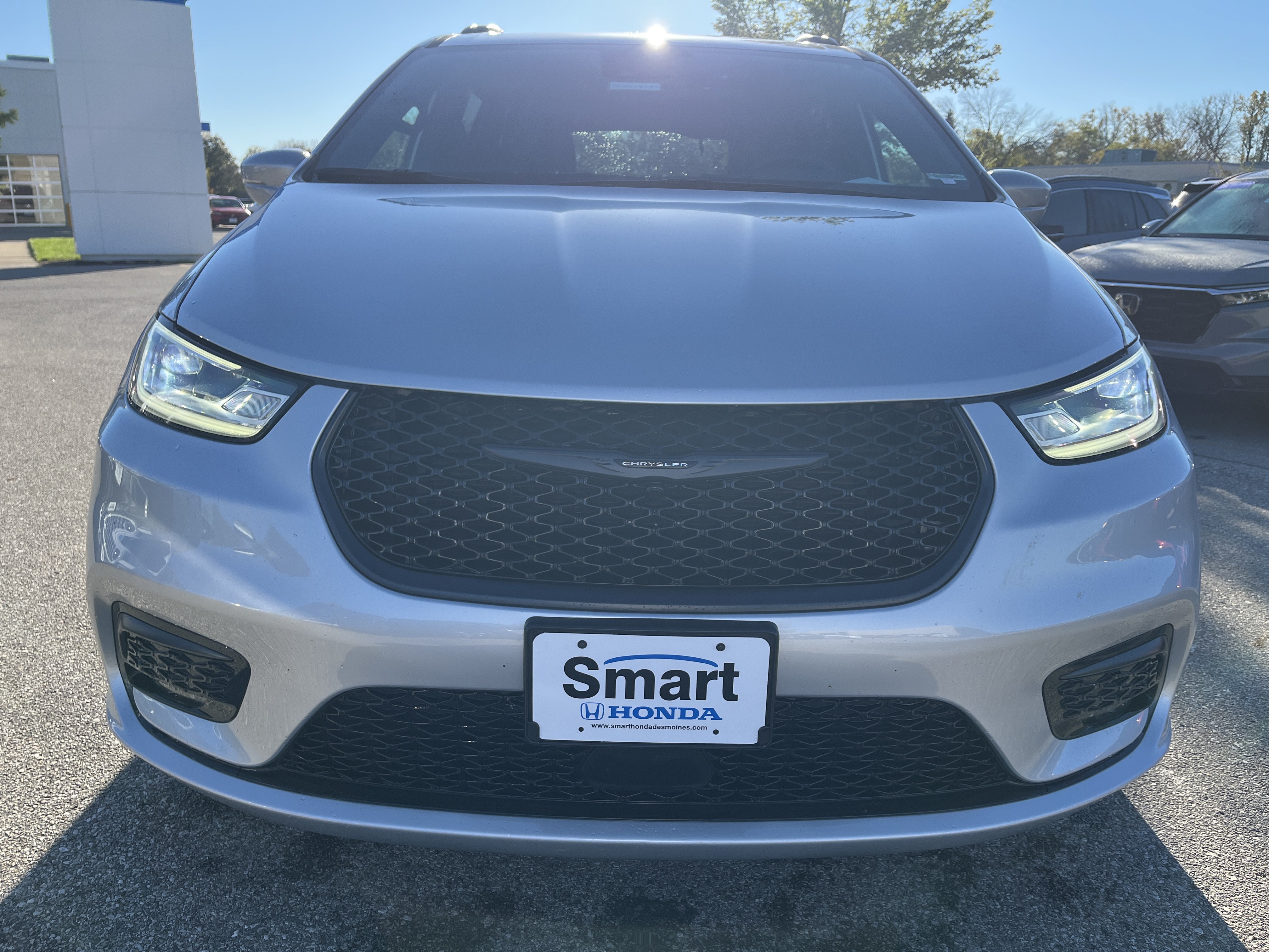 Used 2022 Chrysler Pacifica Touring-L w/ S Appearance Package AWD/4WD image 9