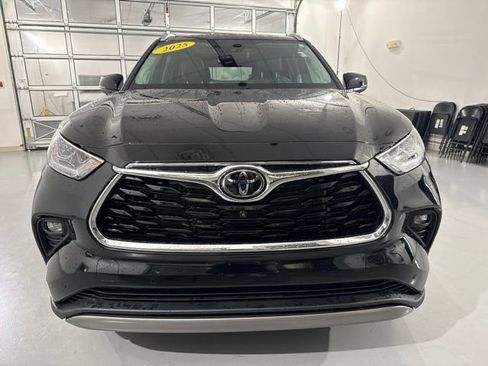 Used 2025 Toyota Highlander Platinum AWD/4WD image 2