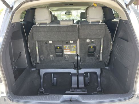Used 2025 Toyota Sienna XLE FWD image 30