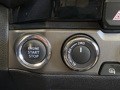 Used 2017 Toyota Tacoma TRD Off-Road w/ Premium & Technology Package AWD/4WD image 15