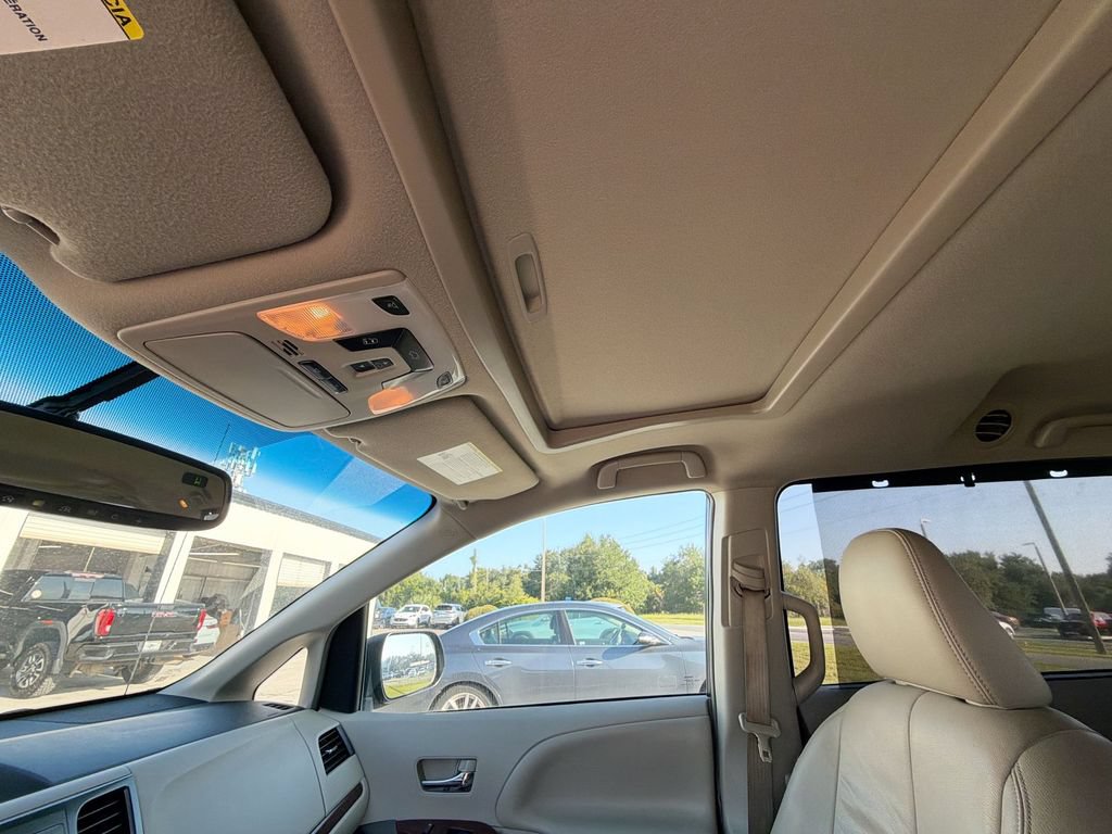 Used 2014 Toyota Sienna XLE FWD image 21