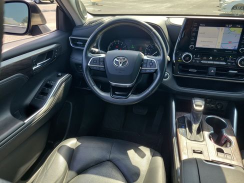 Used 2021 Toyota Highlander Limited FWD image 17
