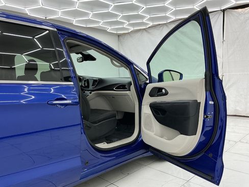 Used 2020 Chrysler Pacifica Touring w/ Advanced Safetytec Group FWD image 18