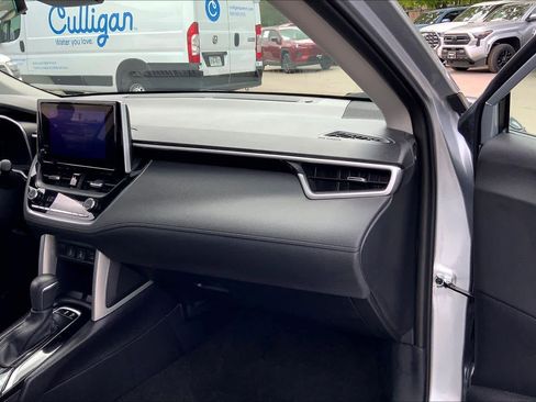 Used 2025 Toyota Corolla Cross XLE FWD image 18