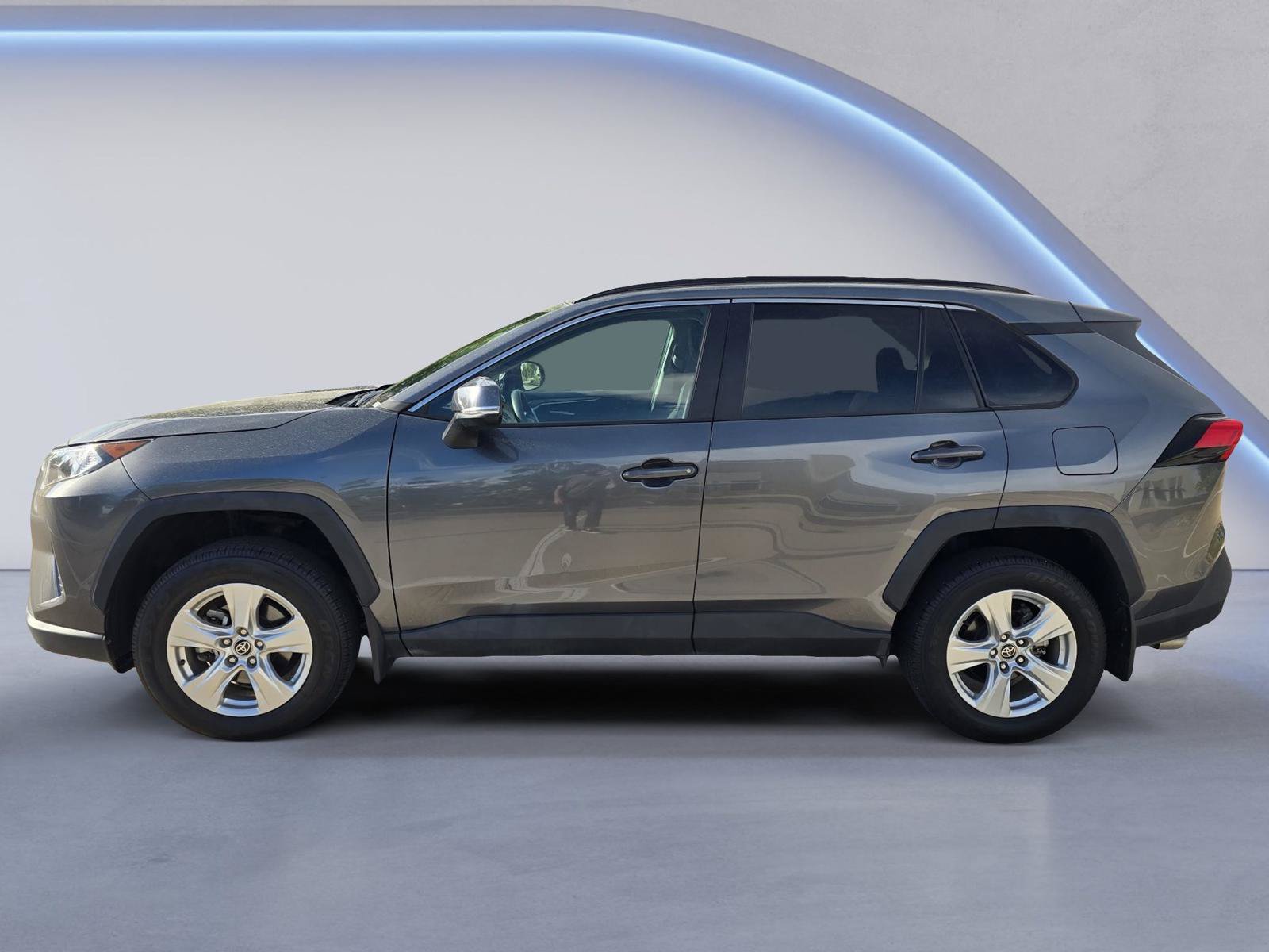 Used 2021 Toyota RAV4 XLE AWD/4WD image 2
