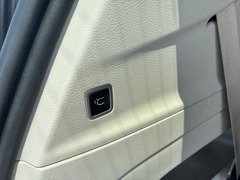 Used 2024 Chrysler Pacifica Touring-L FWD image 54