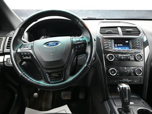 Used 2018 Ford Explorer XLT AWD/4WD image 13