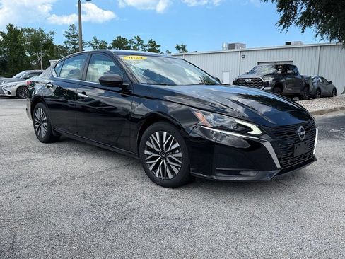 Used 2024 Nissan Altima 2.5 SV FWD image 11