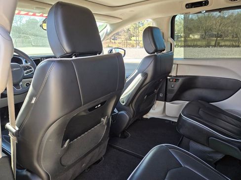 Used 2024 Chrysler Pacifica Limited FWD image 13