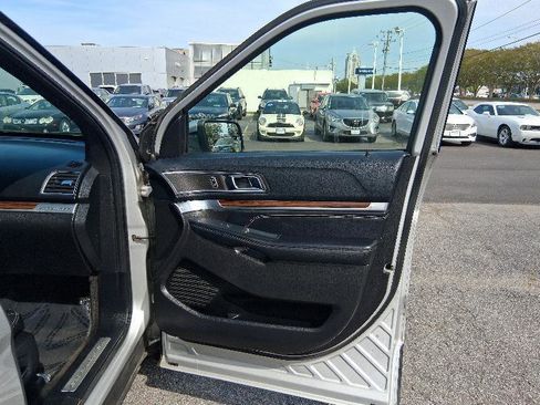 Used 2016 Ford Explorer Limited image 19