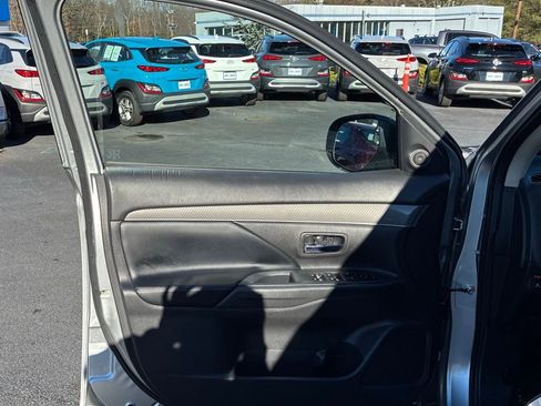 Used 2020 Mitsubishi Outlander SEL image 44
