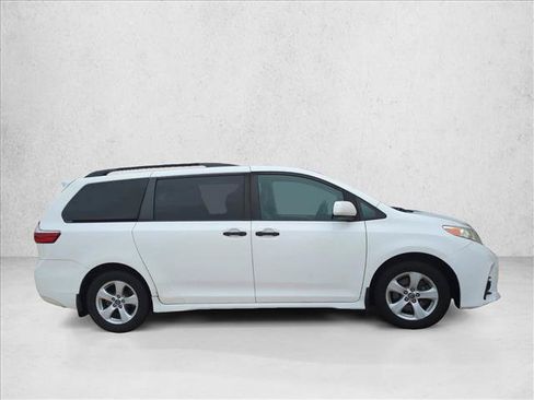 Used 2019 Toyota Sienna L FWD image 4
