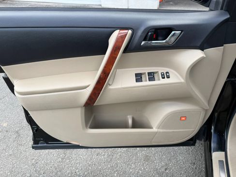 Used 2012 Toyota Highlander Limited w/ Tow Pkg AWD/4WD image 14