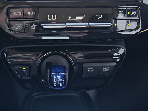 Used 2019 Toyota Prius LE image 18
