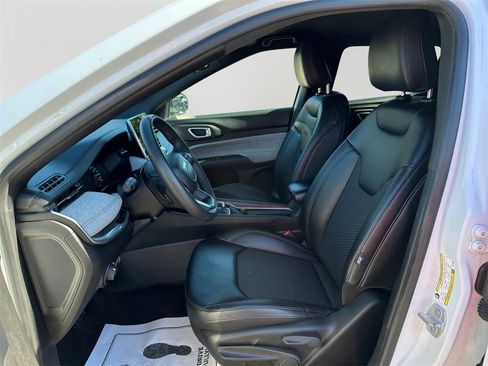 Used 2024 Jeep Compass Latitude image 24