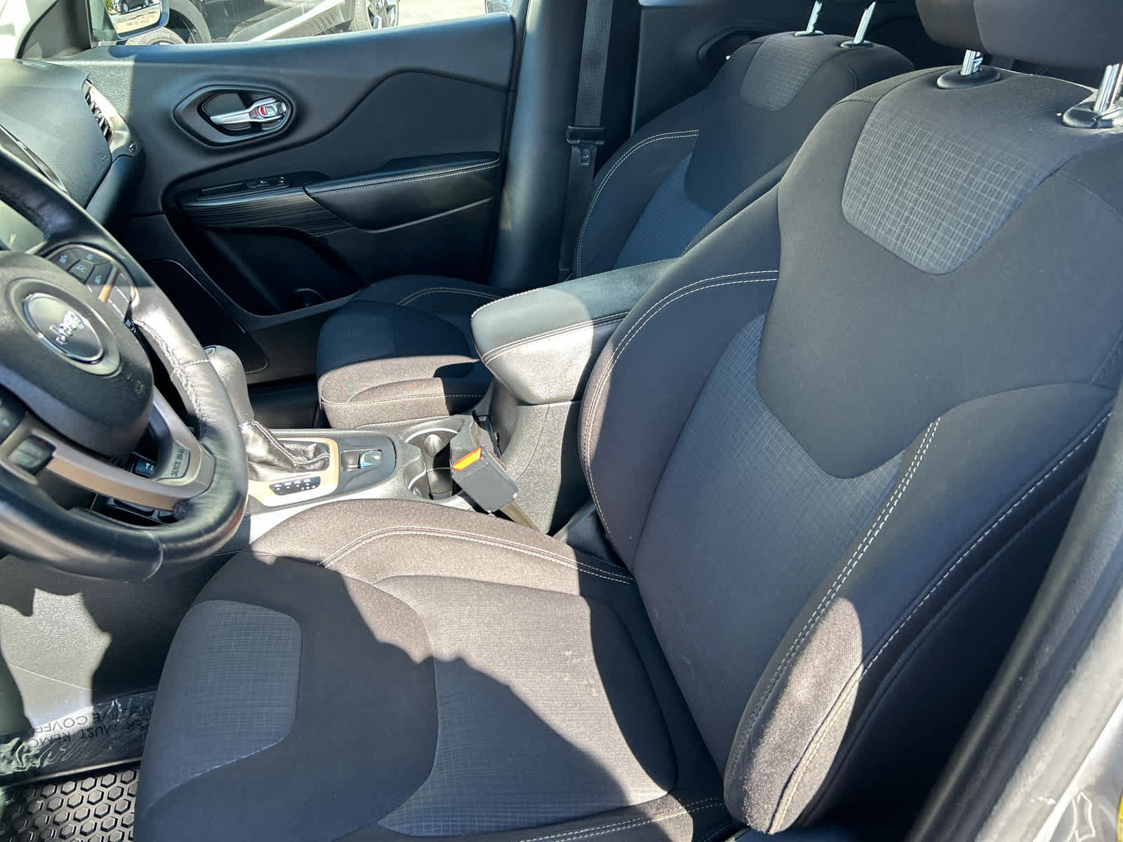 Used 2015 Jeep Cherokee Latitude w/ Cold Weather Group FWD image 12