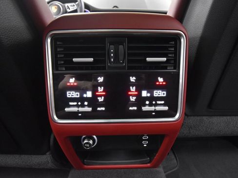 Used 2022 Porsche Cayenne Turbo S w/ Assistance Package image 43